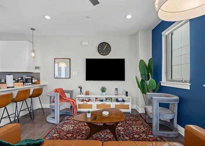 The Charming 2bd In The Heart Of Worth