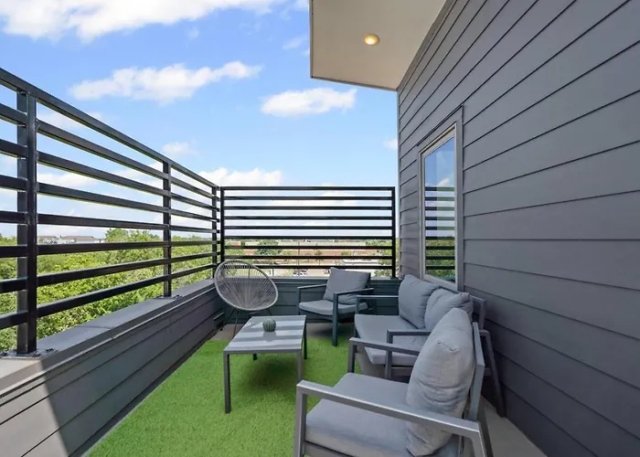 The Charming 2bd In The Heart Of Worth